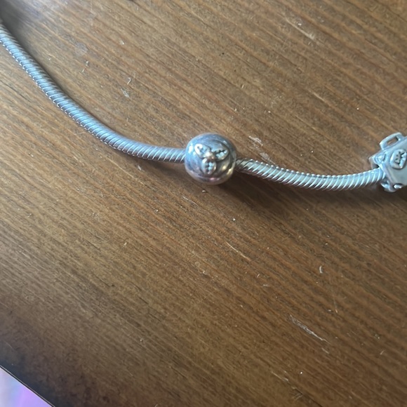 Pandora bracelet with 4 charms: shell, present, suitcase, cupcake - Picture 2 of 6